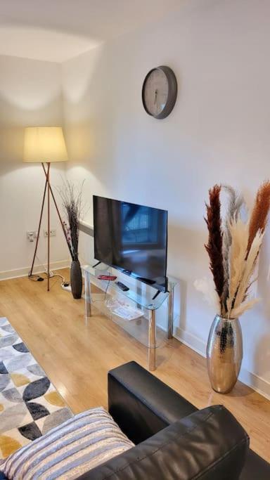 Balcony-View With Free And Secured Parking Apartment Manchester Ngoại thất bức ảnh