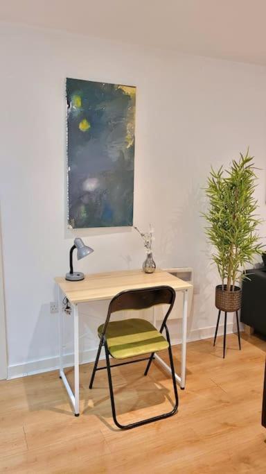 Balcony-View With Free And Secured Parking Apartment Manchester Ngoại thất bức ảnh