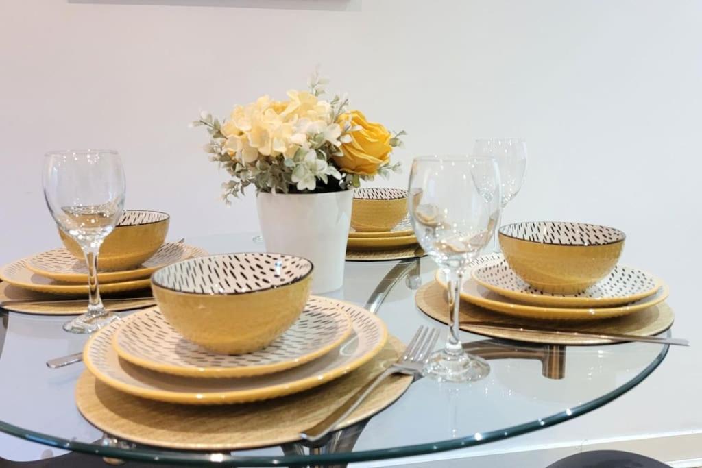 Balcony-View With Free And Secured Parking Apartment Manchester Ngoại thất bức ảnh