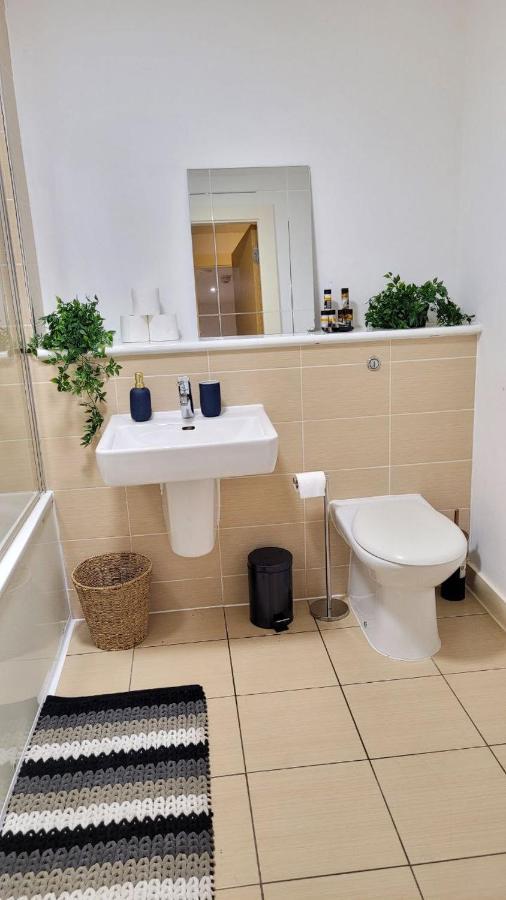 Balcony-View With Free And Secured Parking Apartment Manchester Ngoại thất bức ảnh